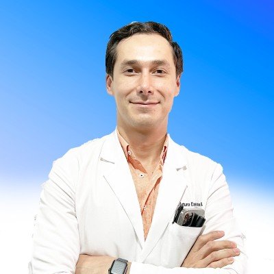 Dr. Arturo Espinosa Ballesteros, Director Médico y Cirujano Oftalmólogo Subespecialista en Retina y Vítreo de Quítate Los Lentes