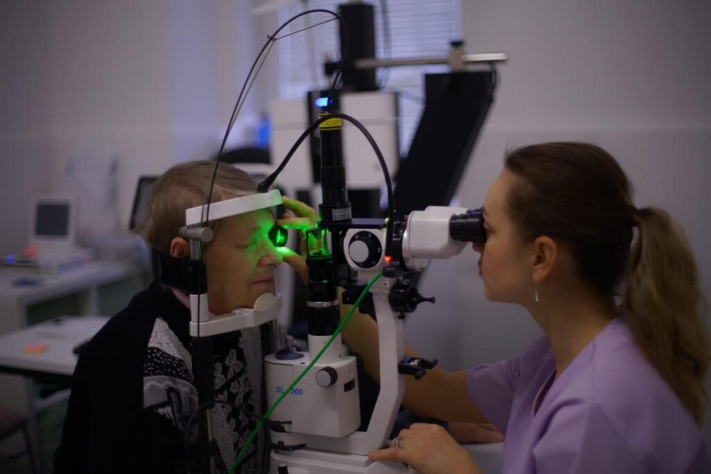 ¿Qué debo hacer después de una cirugía de ojos? Recuperación y cuidados