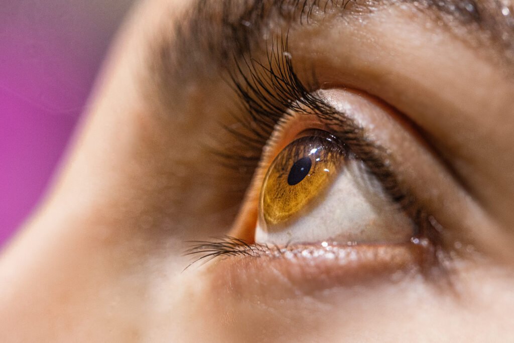 Crosslinking corneal: qué es, cómo funciona y cómo ayuda a tratar el queratocono