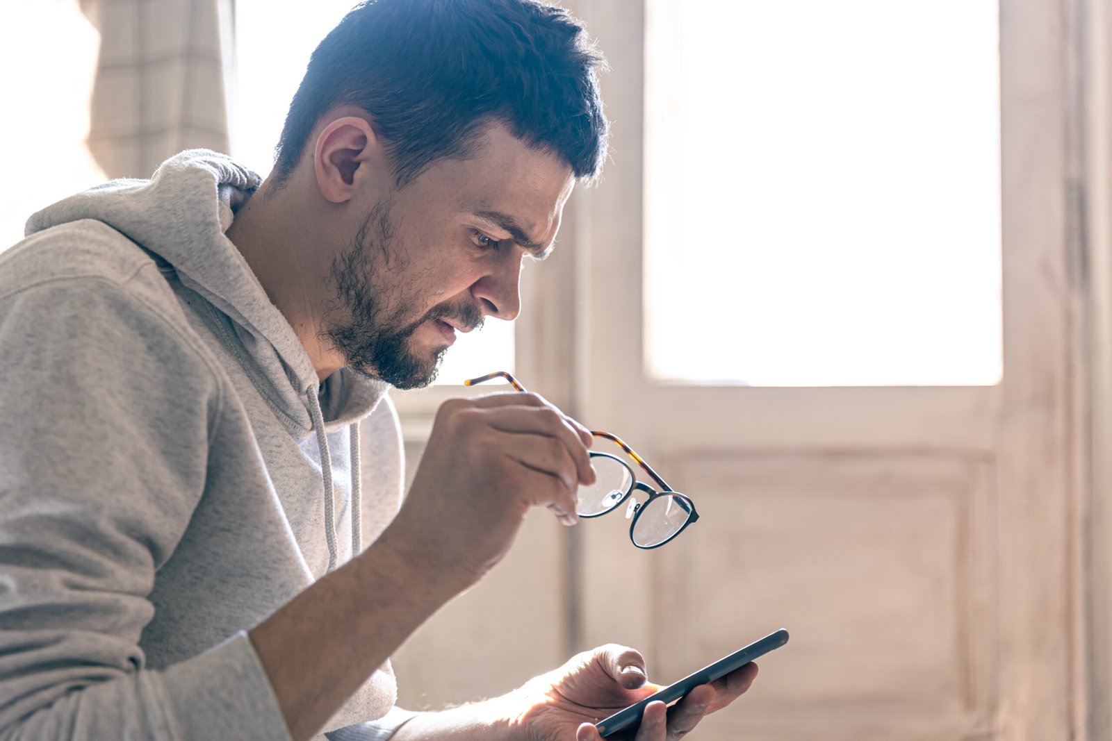 Presbicia y pantallas: cómo adaptar tu entorno de trabajo y reducir la fatiga visual