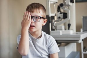 Tratamiento alternativo no cubierto para miopía infantil: Guía completa de Ortoqueratología (Orto-K)